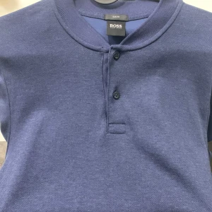 Hugo boss  - Nytt använd 1 gång  Köpt på NK Stockholm  Hugo boss Slim flt / piké  Storlek S