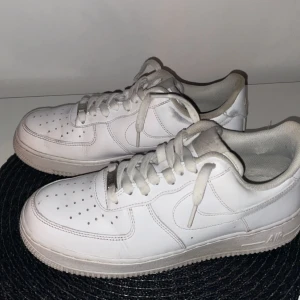 AF1 - 1 år gamla, köptes för 1500 kronor och säljs för 500 kr. Vita skor som passar till allting, minimerad skada. Storlek 42-43. Priset kan diskuteras. Hör av er för vid frågor.