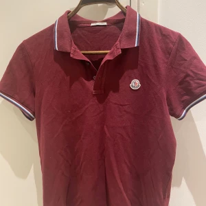Moncler piké  - En riktig fet moncler piké i storlek S. Skick 8/10. Säljs på grund av att den blivit för liten för mig, och passar nog en person som är runt 170-175. Nypris 2200 och mitt pris endast 899.