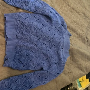 Blå kabelstickad - Säljer då jag inte gilla hur den satt på mig men som nu knappt använd köpt på plick 