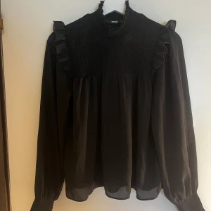 Svart blus  - Fin svart blus från Bikbok