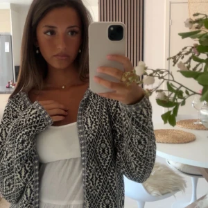 Mönstrad kofta med fransar - En så unik svart/vit kofta med fransar längst ner🌸⚡️