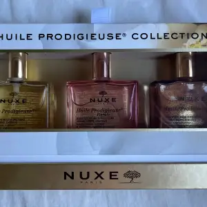 Nuxe Huile Prodigieuse Trio Collection 50+50+50 ml.  Tre olika torroljor för kropp/hår/ansikte som har olika dofter, en med vackert skimmer.   Oanvänt, nypris 832kr.