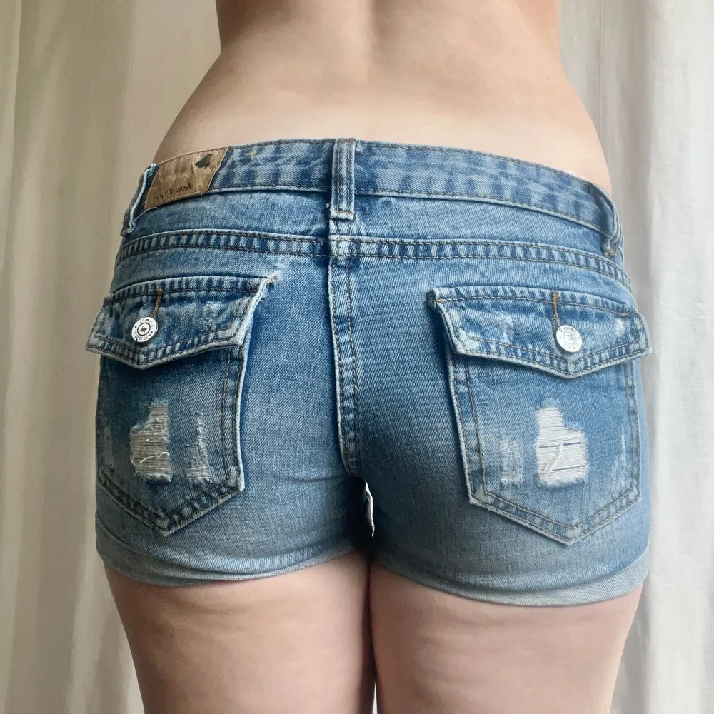 Lågmidjade jeans shorts. Midjemått: 74 cm, 37 cm rakt över 💓. Shorts.