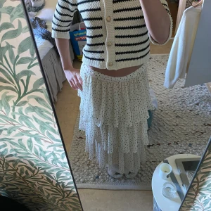 Söt långkjol - Säljer den här jätte fina prickiga lågkjolen!💕😊