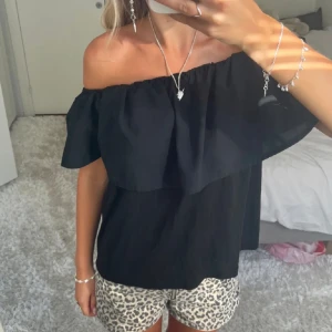 Offshoulder blus - Säljer denna så så fina blus från h&m. Köptes för länge & finns tyvärr ej kvar på hemsidan, den är bara använd någon enstaka gång därav i toppen skick. Hör av er vid frågor eller tryck gärna på köp nu 💓🍸☀️