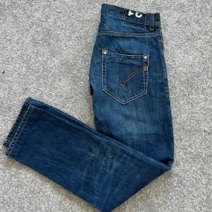 Dondup jeans i modellen Sammy, dvs slim/straight fit, cond 9/10