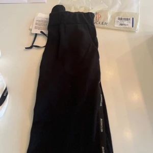Moncler shorts  - Tjena säljer nu dessa riktigt feta moncler shorts i ny skick som är perfekta nu till sommaren. Vid minsta lilla fråga eller fundering skriv gärn👋