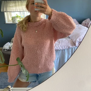 Stickad tröja  - Så fin stickad tröja från Zara. Perfekt nu till sommaren!!  Pris kan diskuteras.