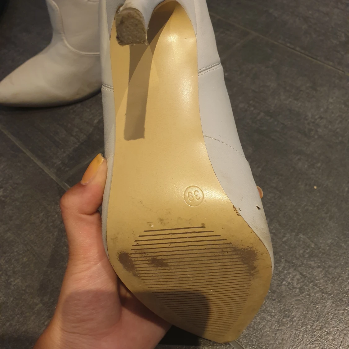 Gråa klackskor - 91