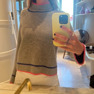 Cashmere tröja - Säljer min tröja från From Future som är väldigt fin, men för liten för mig. Nypris 2250 kr säljer för 1000 kr. Mycket bra skick.