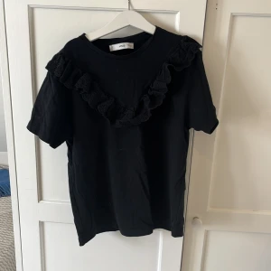 Svart spets t-shirt - En svart t-shorts med lite spätts detaljer. Superbra skick och från Mango. Pris går att diskutera❤️