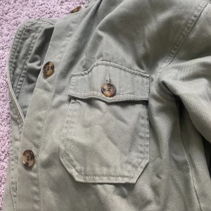 Jeansjacka - Trendig jeansjacka som funkar bra på vår/sommar och början av höst. Den är från Hm’s barn avdelning och går inte att köpa längre men passar för större storlek fram till liten s.