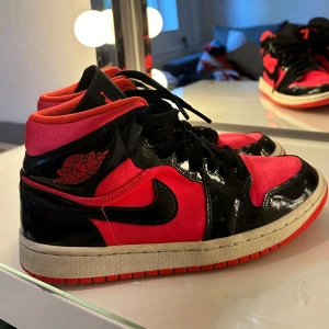 Jordans - Fina air jordans i ljus röd med svart glans. Så sjukt snygga men används aldrig därav säls de! Äkta och nypris är runt 2500, jag säljer för 1500 ink frakt 😍Tvättar av de innan de skickas!! 