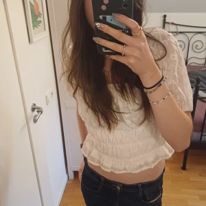 Vit blommig tröja - Jättefin tröja med blommigt mönster från veromoda🌸 Använd en gång, utan defekter🥰 Storlek M men funkar också för S