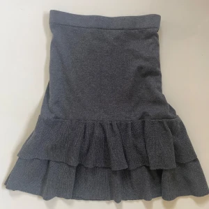 Volang klänning - Stickad klänning med volanger längst ner💗 den är i bra skick