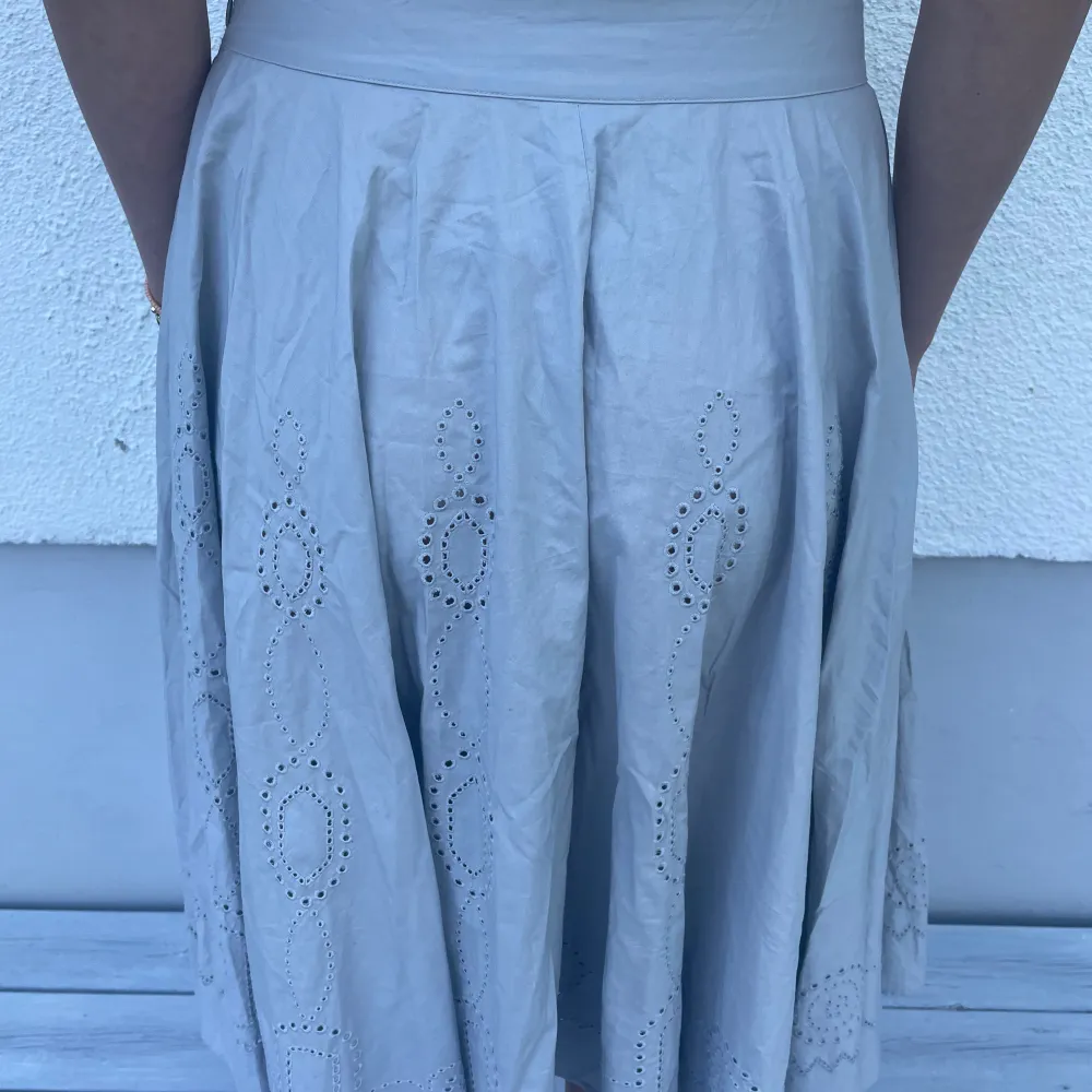 Gråblå midikjol med broderier från Filippa K som har dragkedja i midjan🤍Storlek S och sitter bra på mig som har S. (Vid intresse finns fler produktbilder). Hameet.
