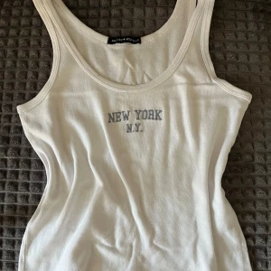 Topp  - Jätte söt topp från Brabdy Melville som tyvärr inte har kommit till användning, köpt för 250kr i USA! 