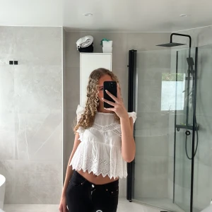 Söt blus - Säljer denna blusen från zara. Knappt använd. Inga defekter. Den är lite liten på mig då jag normalt har s och den ör Xs 