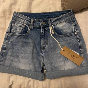 Shorts  - Normal midjade shorts köpa i Italien. Ändast testade med lappen kvar 