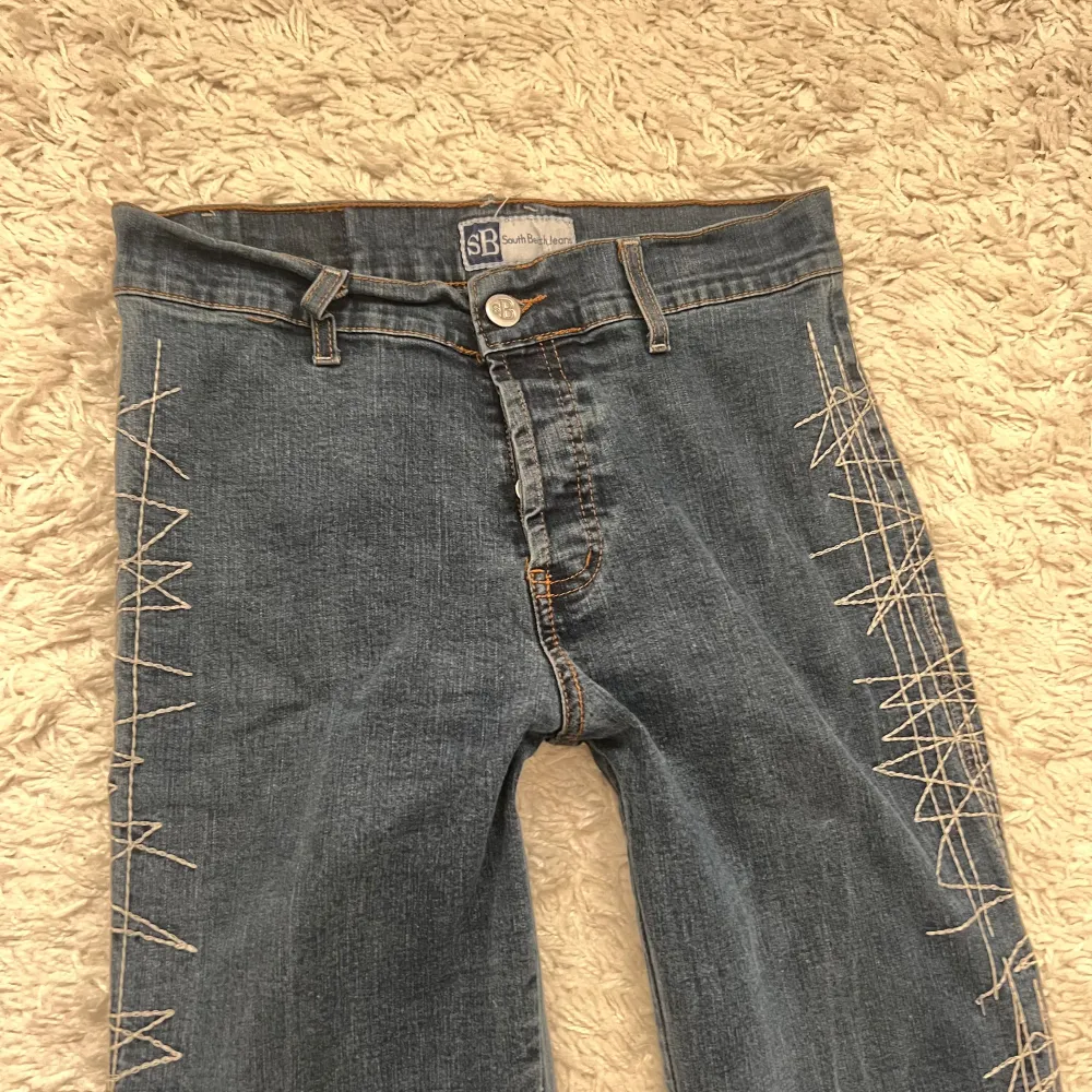 Flared jeans, i perfekt skick 🤍 Midjan är 67cm och innerbens är 80cm 💕. Jeans & Byxor.