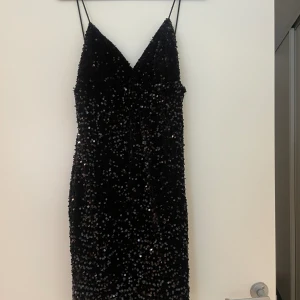 Paljettklänning - Superfin paljettklänning med dragkedja bak🖤
