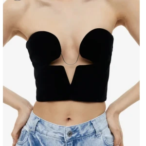 HM Studio topp - Säljer denna HM stodio topp i nyskick, den är aldrig använd och har inga defekter💋 Nypris ligger på 700. Skriv privat för egna bilder 💕 kan även tänka mig att gå ner i pris vid snabb affär! Den är även helt slutsåld och säljs inte längre💕