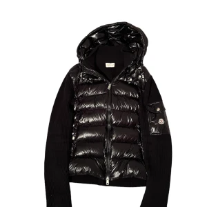 Moncler Tricot Cardigan - Säljer nu min Moncler cardigan för jag vill testa något nytt, byten kan tas. Den är köpt på plick innan därav priset men jag tror den är äkta eftersom att jag gick igenom en guide när den kom. Om du har frågor så är det bara att fråga över det minsta