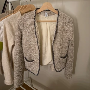 Tweed kofta - Jätte fin kofta från zara som inte går att köpa längre. Sitter som XS/S men står 164❤️ bra skick med inga synliga defekter