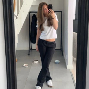 Kostymbyxor  - Aldrig använda kostymbyxor från Bikbok! Modellen är vera tall så dem är några cm längre i benen💞 St 42 därav jag säljer dem då dem är för stora för mig☺️skulle dock säga att dem är små i storleken så dem sitter som en 40! Priset går att diskutera