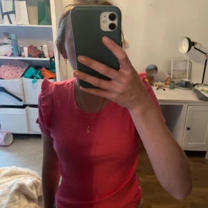 Söt topp från zara - Topp från zara, som är använd fåtal gånger 💕 säljer då den inte kommer till användning. Finns inte att köpa längre💕 det är storlek s men passar m och xs, då materialet är väldigt stretchigt😇