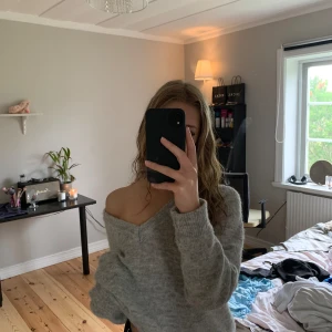 Grå stickad tröja  - En jättefin grå stickad tröja i väldigt fint skick🩷Knappt använd och säljer nu pga att den inte kommer till användning🩷köpt här på plick för 280kr