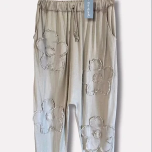 Happy Yoga Pants - Sköna bomullsbyxor med söta blommor på benen, fickor och resår med dragsko i midjan, perfekta att utöva yoga i eller bara dra på som sköna mysbyxor.  Onsize upp till strl 42.    Material:  100% Bomull  Vid intresse är det bara att höra av er🌷