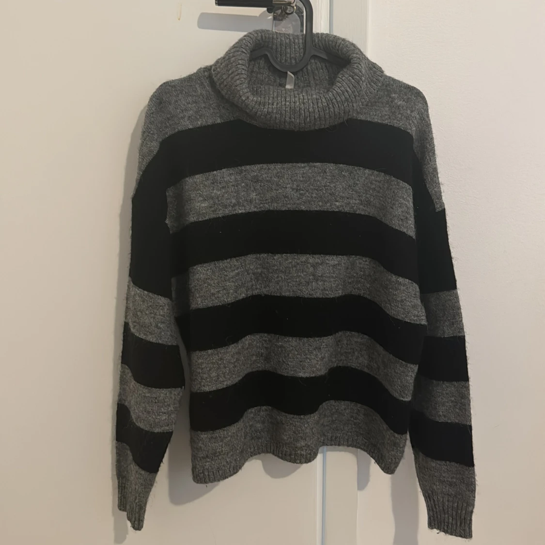 Långärmad stickad tröja