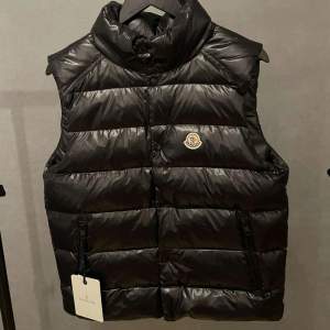 Moncler väst i nyskick. Scan fungerar.