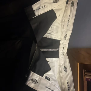 Dickies byxor - Jag säljer dessa dickies byxor köpta på Junkyard med midjemått 32. De är i bra skick men har varit använda några gånger. Man kan vika ner kanterna för att de ska synas och de e ganska snyggt asså. Materialet är också ganska jeans aktigt.