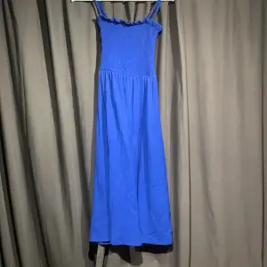 Jätte gullig klänning från hm som är lite längre i kungsblå Kan både användas som en klänning och en långkjol  Mycket bra skick Köpt för 200 ungefär men säljer för 80