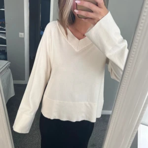 Vit tröja  - En finstickad tröja med v-ringning och vidare armar, knappt använd💕 köpt på plick men kommer inte till användning av mig💞