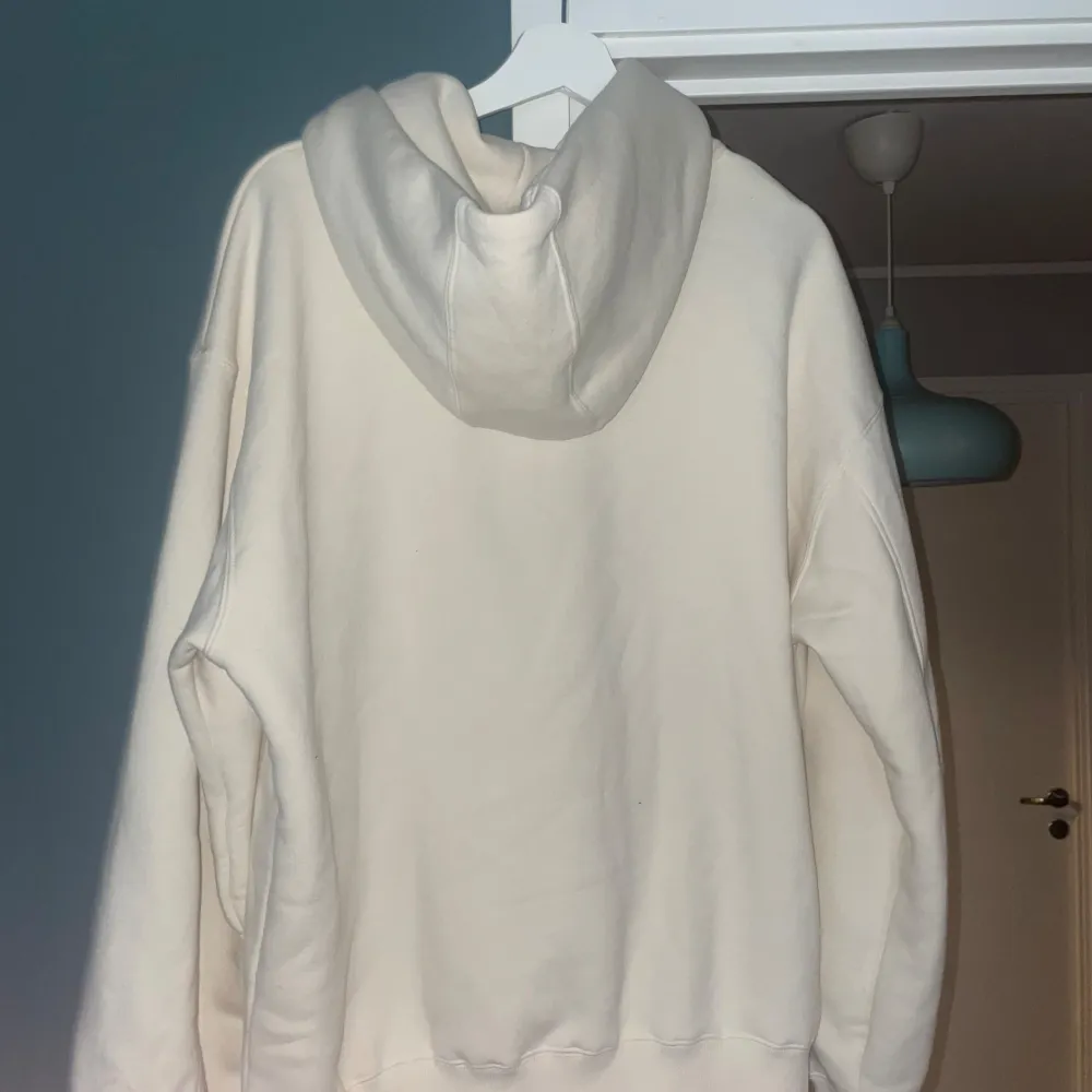 En skit skön hoodie från Yunkyard, använd 3 gånger bara nu pris 600 kr. Storlek S passar M eftersom den är lite stor i storleken, Rekomenderad länd är 178-185. Hoodies.