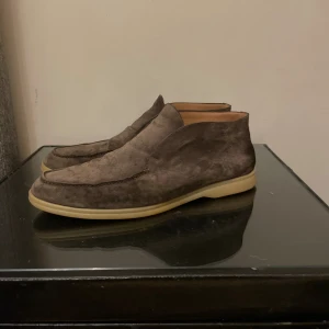 Loro piana open walks  - Säljer nu mina Loro piana open walks som e i storlek 44 riktigt fräscha o snygga cond e 8/10 går att göra fräschare vid fler frågor eller funderingar kontakta mig 