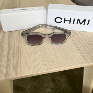 Chimi 04 - Tja, säljer nu ett par riktigt populära chimi glasögon i modellen 04 grey. De är i nyskick och är bara använda ett fåtal gånger. Allt OG ingår. Hör av dig vid funderingar.
