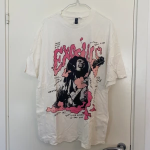 Oversized t-shirt - En oversized t-shirt från H&M i storlek S. Aldrig använd