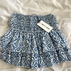 Meet me there kjol - Helt ny med prislapp kvar från Meet x tiger. Aldrig använd. Resårband så passar från xxs-m skulle jag säga. Har även inbyggda shorts vilket är jätte bra💞💞