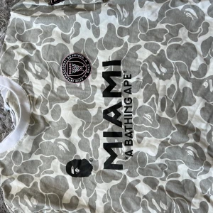Bape X Miami t shirt - Säljer Bape Miami fotbolls tröja. Den är inte använd. Säljer för 250 och är i storlek M.