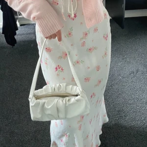 Vit väska - Vit handväska. Några fläckar annars fin.