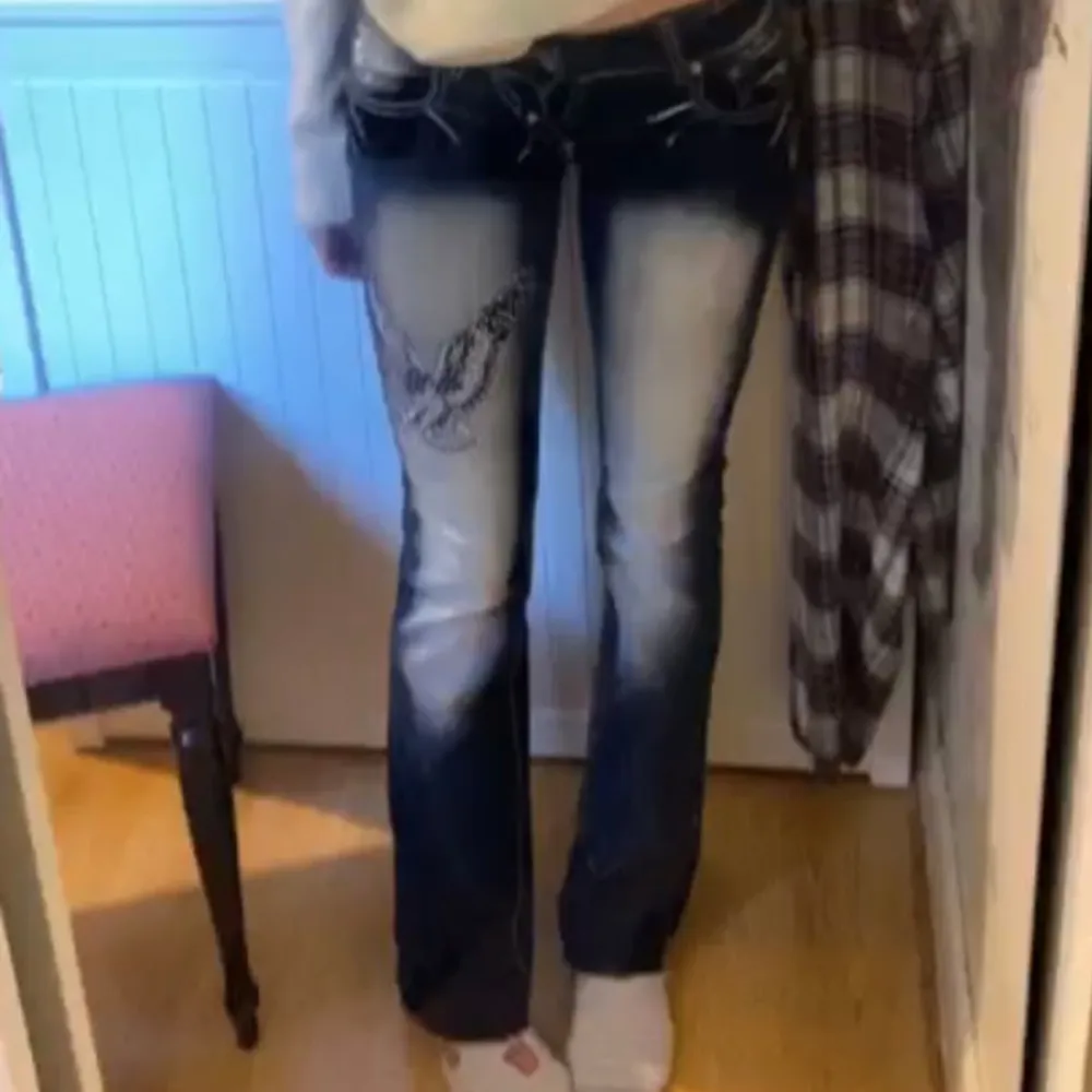 Svin coola vintage/y2k jeans från blue queen, några få stenar saknas samt att dragkjedjan var trasig när jag fick hem dem🤍 men annars inga defekter, de är bra i längden på mig som är 162, dem är 32 cm tvärs över midjan . Jeans & Byxor.