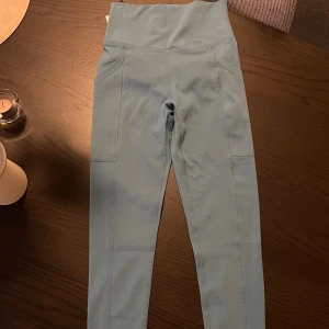 träningstights  - Aldrig använda  Nyskick  Har 2 fickor för telefon mm Färg: ”Adriatic blue”