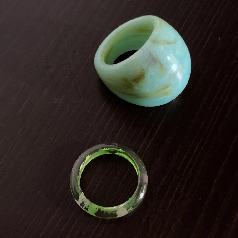 Två ringar i plast.Grön: innerdiameter: 17 mm, bredd: 4 mm. Turkos: innerdiameter: 18 mm, bredd: 7-25 mm.. Accessoarer.