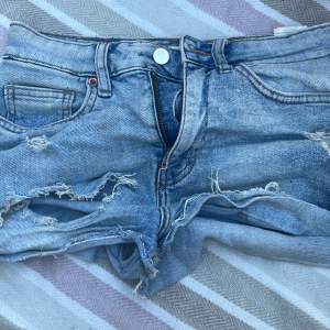 Ljusblå jeans shorts som sitter mid waist❤️de har en pytteliten gul fläck men den syns inte. 