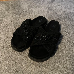 inuikii inspirerade - Snygga tofflor från skopunkten, inukikki inspirerade! Storlek 41, men små o storleken (passar precis mig som har 40)💕 Använda 1 gång! köpta för 550kr, säljer här för 449kr! 